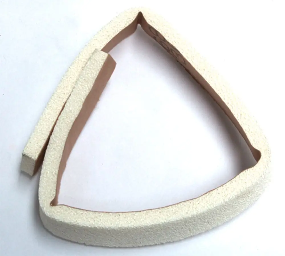 Daikin-Luftdichtungsband in dreieckiger Form, mit einer Seite in braunem Material und der anderen Seite in hellem, schaumartigem Material.